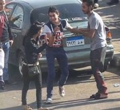 في الشميساني.. عشرينية تلقن شابين درسا في الادب بضربهما ضرباً مبرحاً امام المارة..!!