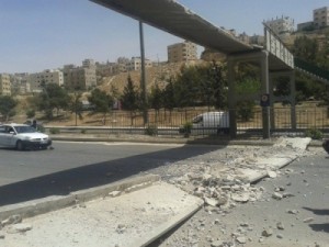 بالصور.. سقوط جسر مشاة عين غزال