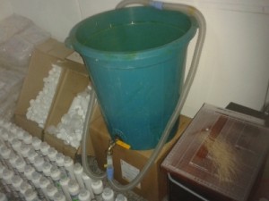 بالصور...ضبط مساعد ممرض يقوم بعلميات تزوير لكميات كبيرة من المستحضرات والمستهلكات والمعقمات الطبية