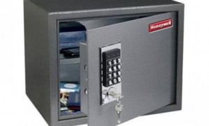 فتاة تستولي هي وصاحبها على خزنة من أحد المنازل في اربد