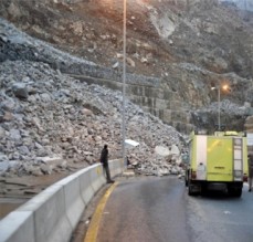 انهيارات بطريق وادي عربة بفعل الامطار