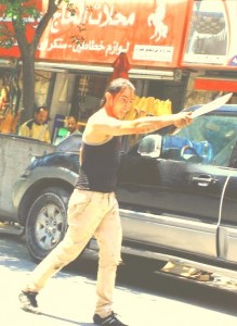 شاهد بالصور..صاحب اسبقيات يعتدي بالسكين على نفسه وعلى المارة وسط البلد