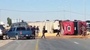 بالصور...انقلاب شاحنة محملة بالقمح على الصحراوي و الدرك يطوق المكان
