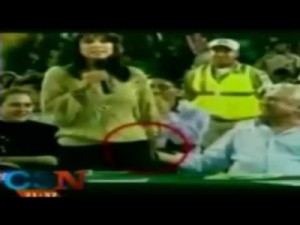 بالفيديو....مسؤول يلقب بالـ"بلدوزر" يتحرش بأجساد النساء على العلن