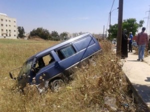 الآن وبالصور ...حادث تدهور بالقرب من مجمع عمان الجديد في اربد