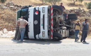 بالصور...تدهور شاحنة على طريق جرش - الزرقاء واصابة سائقها
