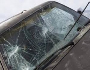 مخمور " مسلح " يحطم 4 مركبات بسقف السيل