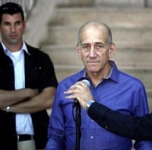 السجن 6 سنوات لـ «إيهود أولمرت» بجرم «الــرشــوة»