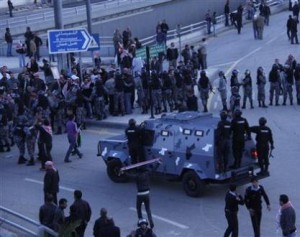 الدرك يمنع المئات من معتصمي الكهرباء الوطنية من إقامة خيمة.!!!