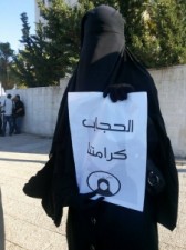 بالصور...حجابي ليس إرهابي..اعتصام على الدوار الرابع