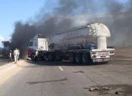 وفاة شخص وإصابة آخر اثر حادث تصادم وقع ما بين صهريج ديزل و(تريلا) في الزرقاء