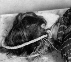 انتحار ثلاثينيه شنقا في منزل ذويها بجبل الزهور