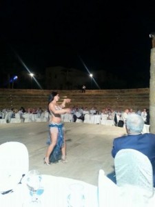 بالتفاصيل. راقصة الموفنبك ..هدية الفندق ؟أم وضعت على جدول أعمال مؤتمر الطب الطبيعي