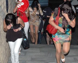 شمال عمان : القبض على 14 فتاة وشخصين وضبط مركبات مشبوهة