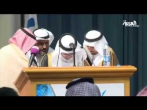 بالفيديو .. وزير المياة السعودي يُغمى عليه أثناء إلقاء كلمة في مؤتمر