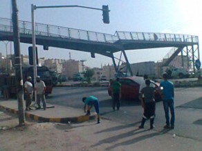 بالصورة ...نتيجة السرعة الزائدة ...ونش يصطدم بجسر مشاه على طريق الحزام الدائري