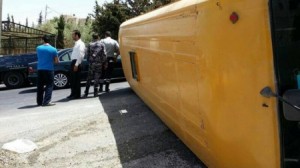 بالصور..نجاة نحو 20 طالبا انقلبت حافلة مدرستهم في نزول ارسال صويلح