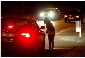 الحملة مستمرة .. القبض على 51 من "بائعات هوى" في شوارع عمان