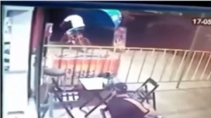 بالفيديو..طفلة تتعرض لصدمة بعد أن أطلق شاب النار على رأس والدها أمامها