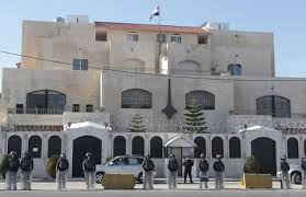 الآن.. مناوشات بين معارضي ومؤيدي الأسد في محيط السفارة السورية