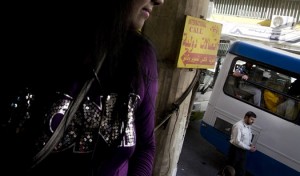 الأردن .. أزواج يدفعون زوجاتهن للعمل و يستولون على رواتبهن