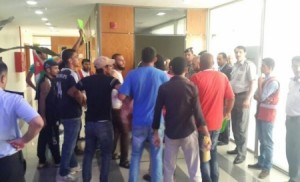 بالصور...اقتحام مبنى مفوضية العقبة... وهتافات باقالة محادين