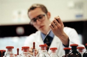 أردني يستخدم مواد منتهية الصلاحية في تصنيع أدوية بالعراق