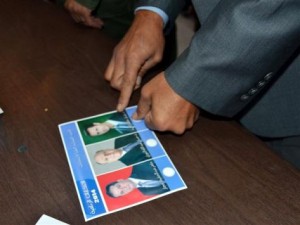 النظام السوري يفتح  صناديق اقتراع والمعارضة ترد بـ صناديق قمامة