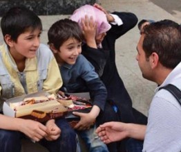 بالفيديو والصور ..من الذي قتل " مصطفى " “بائع البسكويت” اليتيم “