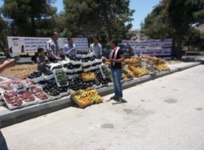 مزارعون يوزعون الخضار مجاناً احتجاجاً على تهميش قطاعهم