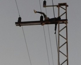 الشاب الذي تفحم صعقاً بكهرباء الضغط العالي في المفرق قبل ساعات.. صور خاصة