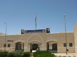 طلبة " توجيهي " يحطمون قسم الطوارئ في مستشفى الاميرة سلمى