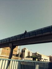 بالصورة...فتاة تهدّد بالانتحار من على جسر المدينة الرياضية..!