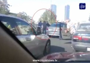 بـالـفـيـديـو...الاعتداء على شرطي سير في عمان..!!