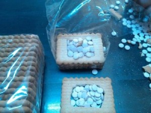 بالصور....ضبط 10 الآف حبة من المخدرات داخل عبوة بسكويت