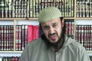 المقدسي يزور قبر زوجته بعد الإفراج عنه.. ويلوذ بالصمت!