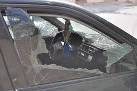 تكسير زجاج سيارات وسرقة محتوياتها اثناء صلاة الجمعة في الموقر