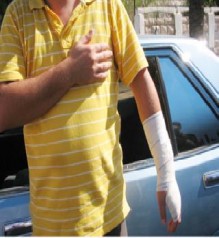 ضرب مبرح لأحد المعلمين ومندوب الوزارة من قبل الأهالي والطلبة في الشونة الجنوبية