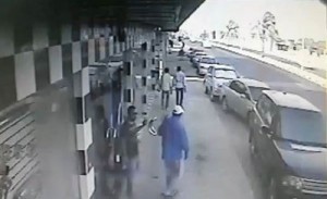 بالفيديو.. شاهد حادث غريب و عنيف... شاحنة تصطدم باربع سيارات