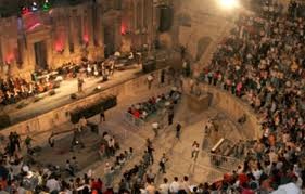 اشتباكات بالايدي وصراخ بين شباب وافراد امن بالمسرح الجنوبي في جرش