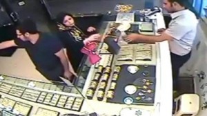 بالفيديو... امرأة تسرق إسوارتي ذهب من محل لبيع المجوهرات بمهارة فائقة ومبتكرة