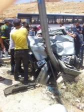 بالصورة... اصابات خطيرة في حادث تدهور مركبة على طريق الزرقاء - طبربور