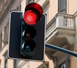 الحبس و200 دينار لقاطع الإشارة