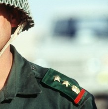 انشقاق 17 عسكرياً سورياً بينهم أربعة ضباط إلى الأردن