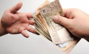 زكاة الفطر: دينار ونصف عن كل شخص