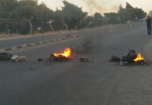 بالصور..اهالي الحوية يغلقون الطريق الرئيسي احتجاجا على قطع المياه