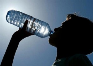 مجاهر بالافطار برمضان يتعرض للضرب على ايدي المارة في شارع الجامعة الاردنية