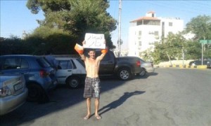 بالصورة.. مواطن أردني يتعرى في جبل اللويبدة ..!!