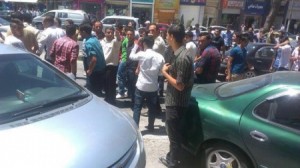 بالصور...مشاجرة طلابية بــ" طفايات الحريق " امام البوابة الشمالية للجامعة الاردنية