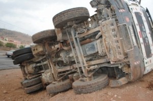 اليادودة...وفاة 2 من أفراد الأمن العام و 3 سجناء واصابة 13 شخصا جراء انقلاب شاحنة على 6 مركبات